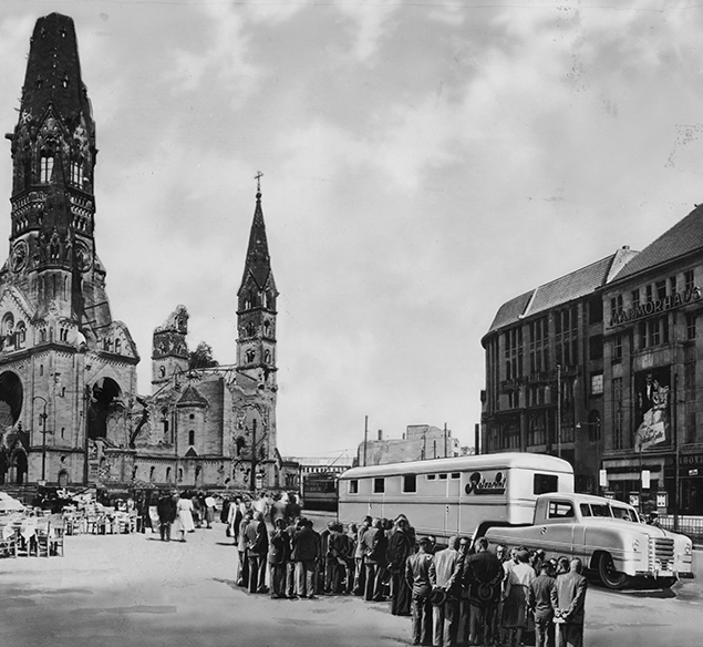 das Rotaprint-Mobil vor der Gedächtniskirche um 1951, Quelle: Rotaprint, Foto Wisch